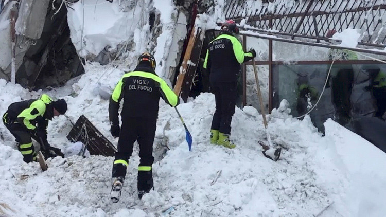 Hallan 8 sobrevivientes bajo los escombros del hotel cubierto por el alud en Italia