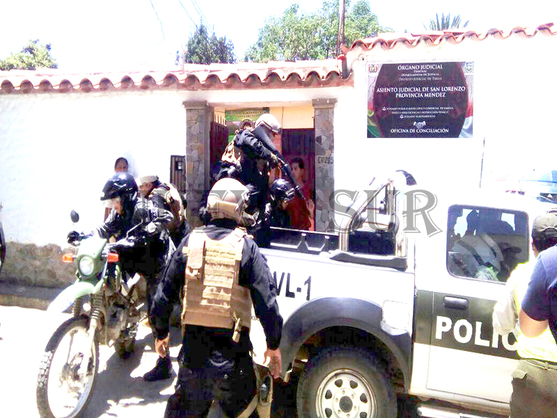 Momento en que funcionarios policiales trasladaban desde San Lorenzo hasta el Penal de Morros Blancos al chofer de la flota Pilcomayo.