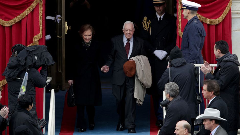 El expresidente Jimmy Carter y su esposa Rosalynn Carter llegan al lado oeste del Capitolio Nacional. (Crédito: Alex Wong/Getty Images)