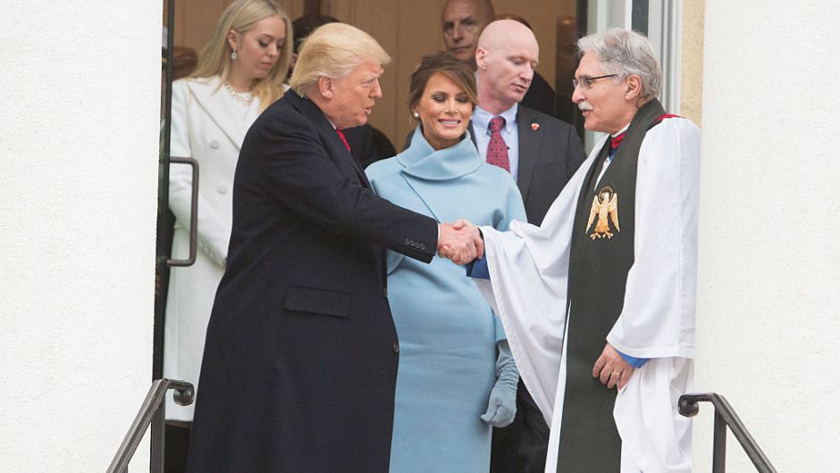 Trump y su esposa Melania, saludan al reverendo Luis León al salir del servicio religioso en la catedral St. John de Washington. (Crédito: Chris Kleponis - Pool/Getty Images)