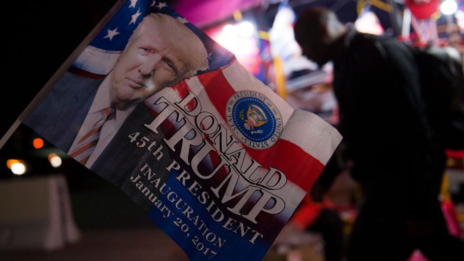 Algunos aprovechan el evento para poner sus puestos de venta de recuerdos del día de la posesión de Trump a las afueras de Union Station en Washington. (Crédito: MOLLY RILEY/AFP/Getty Images)