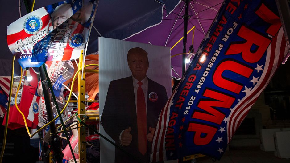 Los vendedores se preparaban desde muy temprano con sus artículos de Trump esperando la llegada de los seguidores del nuevo presidente de Estados Unidos. (Crédito: MOLLY RILEY/AFP/Getty Images)