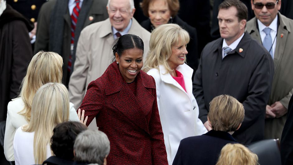 Michelle Obama y Jill Biden llegan al lado oeste del Capitolio Nacional. (Crédito: Joe Raedle/Getty Images)