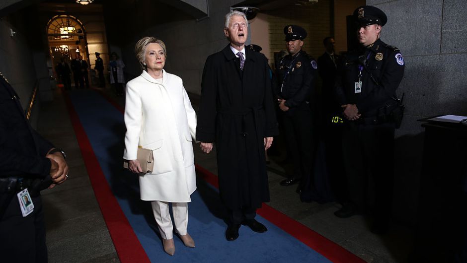 Hillary Clinton y Bill Clinton se preparan para entrar al lado oeste del Capitolio Nacional para la posesión de Trump. (Crédito: Win McNamee/Getty Images)