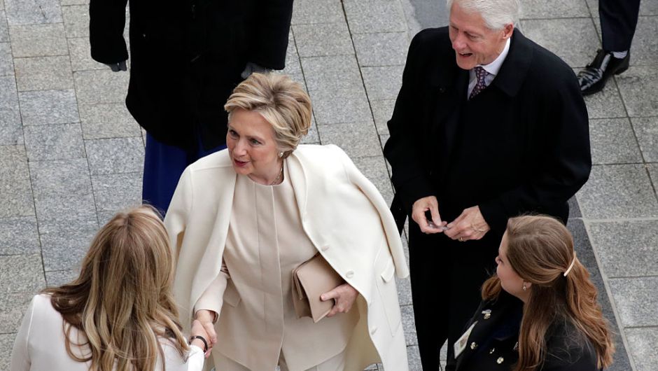 El expresidente Bill Clinton y la exsecretaria de Estado Hillary Clinton llegaron al Capitolio Nacional a la toma de posesión de Donald Trump. (Crédito: John Angelillo-Pool/Getty Images)