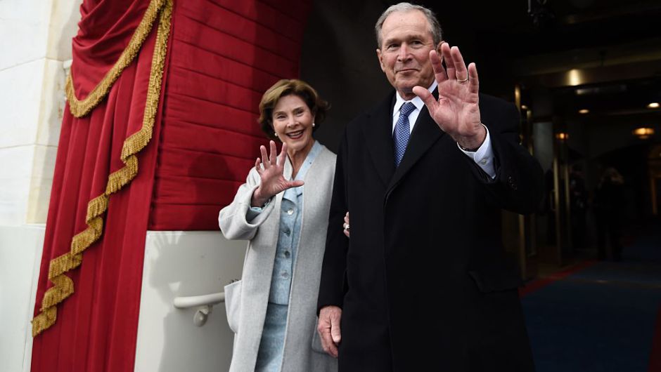 El expresidente George W. Bush y la primera dama Laura Bush, llegan a la toma de posesión presidencial en el Capitolio de Washington. (Crédito: SAUL LOEB/AFP/Getty Images)