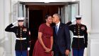 El saliente presidente Barack Obama besa a su esposa Michelle mientras esperaba al presidente electo Donald Trump y a la nueva primera dama en la Casa Blanca. (Crédito: Kevin Dietsch-Pool/Getty Images)
