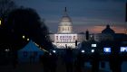 Banderas de Estados Unidos adornan el frente del Capitolio Nacional donde Trump hará el juramento hacia el medio día de este viernes. (Crédito: Alex Wong/Getty Images)