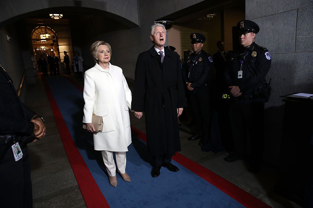 Hillary Clinton y Bill Clinton se preparan para entrar al lado oeste del Capitolio Nacional para la posesión de Trump. (Crédito: Win McNamee/Getty Images)