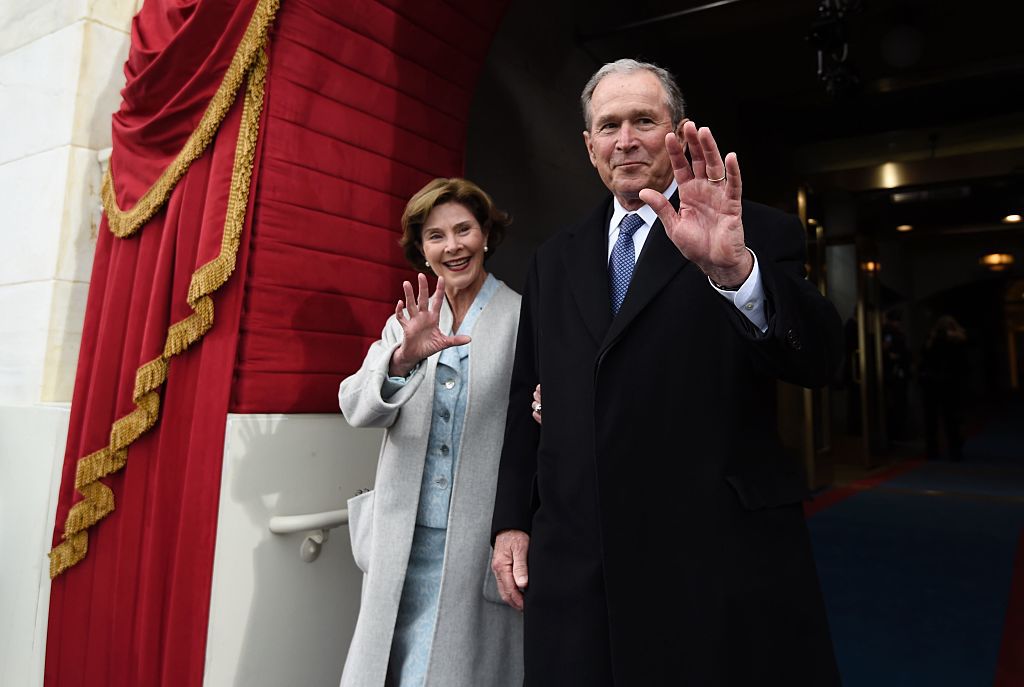 El expresidente George W. Bush y la primera dama Laura Bush, llegan a la toma de posesión presidencial en el Capitolio de Washington. (Crédito: SAUL LOEB/AFP/Getty Images)