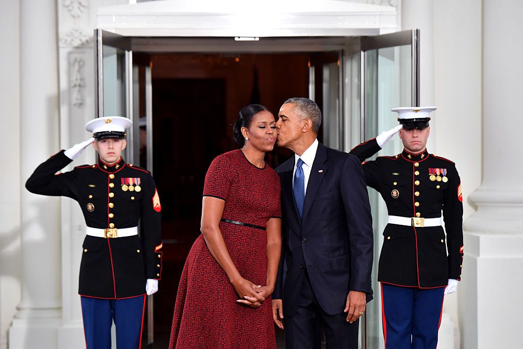 El saliente presidente Barack Obama besa a su esposa Michelle mientras esperaba al presidente electo Donald Trump y a la nueva primera dama en la Casa Blanca. (Crédito: Kevin Dietsch-Pool/Getty Images)