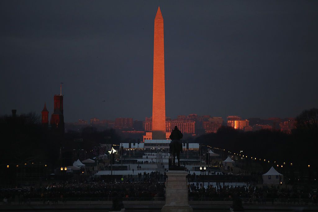 Así lucía el Monumento a Washington y la Explanada Nacional a la salida del sol, previo al juramento de Trump que iniciará a las 11:30 a.m. (Crédito: Drew Angerer/Getty Images)