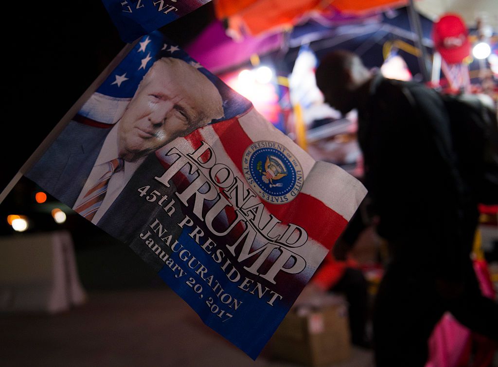 Algunos aprovechan el evento para poner sus puestos de venta de recuerdos del día de la posesión de Trump a las afueras de Union Station en Washington. (Crédito: MOLLY RILEY/AFP/Getty Images)