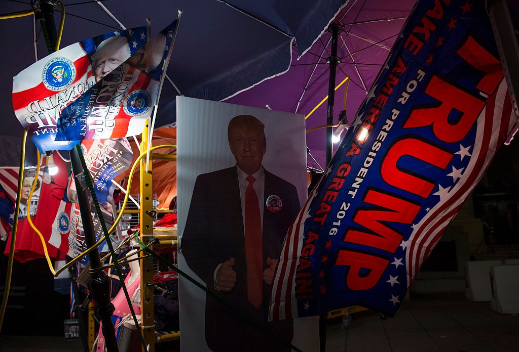 Los vendedores se preparaban desde muy temprano con sus artículos de Trump esperando la llegada de los seguidores del nuevo presidente de Estados Unidos. (Crédito: MOLLY RILEY/AFP/Getty Images)