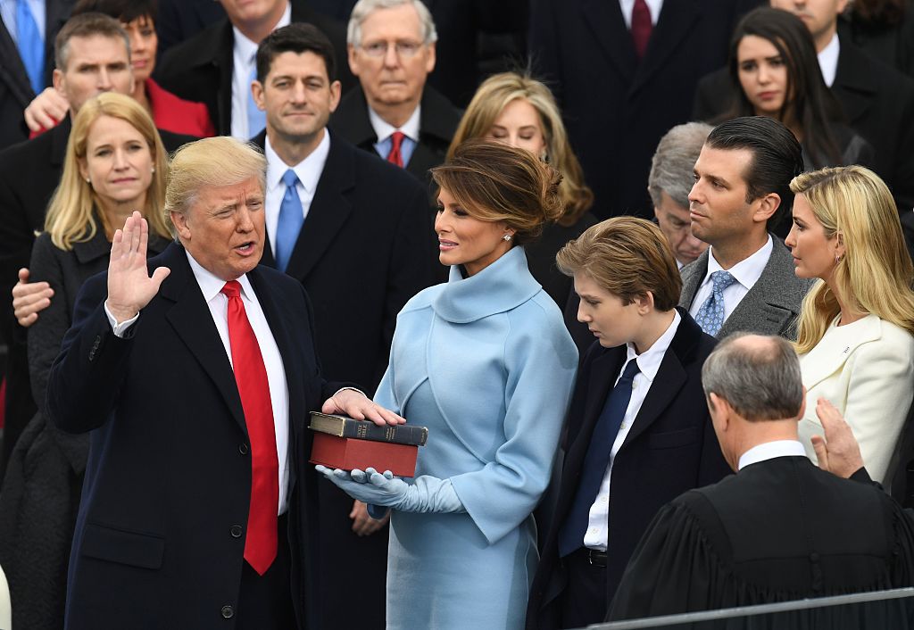 Donald J. Trump, de 70 años, magnate de bienes raíces, nacido en Queens, Nueva York, se posesionó como el presidente número 45 de Estados Unidos el viernes 20 de enero de 2017. Aquí, el momento de su juramentación. (Crédito: MARK RALSTON/AFP/Getty Images)
