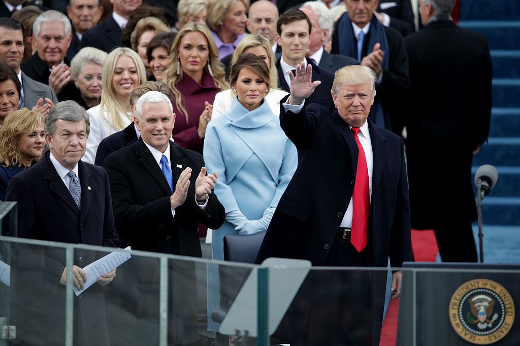 Tras dos años de una campaña presidencial polémica, tras vencer a sus 16 rivales en primarias y a la candidata demócrata a la presidencia, Hillary Clinton, Donald Trump saluda a los estadounidenses desde el ala oeste del Capitolio Nacional a minutos de posesionarse como presidente. (Crédito: Alex Wong/Getty Images)