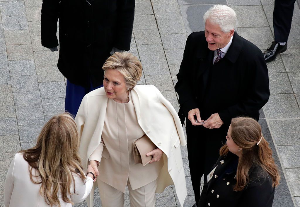 El expresidente Bill Clinton y la exsecretaria de Estado Hillary Clinton llegaron al Capitolio Nacional a la toma de posesión de Donald Trump. (Crédito: John Angelillo-Pool/Getty Images)