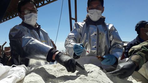 La FELCN incinera 7.5 toneladas de clorhidrato de cocaína que estaba camuflado con el mineral ulexita. Foto: ABI