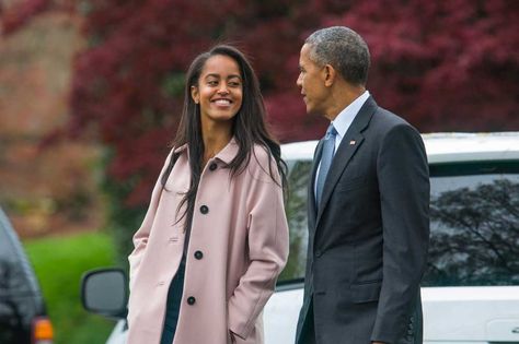 El expresidente de EE.UU. Barack Obama (d) junto con su hija Malia (i) en la Casa Blanca en Washington.