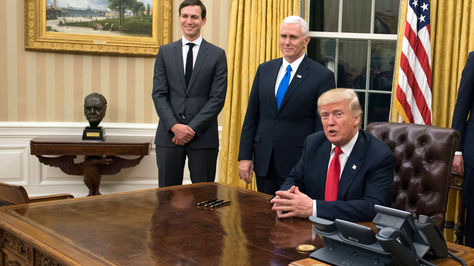 Trump en el despacho Oval de la Casa Blanca en su primer día como Presidente de EEUU.