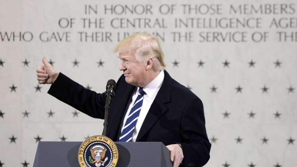 Foto: El presidente Trump, en la sede de la CIA, ante el muro de mármol que recuerda a los agentes caídos en acto de servicio. (EFE)