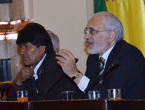 El presidente Evo Morales junto a Carlos Mesa. Foto: Scoopnest.com