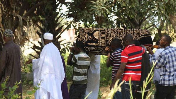 El presidente electo de Gambia, Adama Barrow, no asistió al funeral de su pequeño hijo. Estaba en Senegal a la espera de poder asumir su mandato legítimo