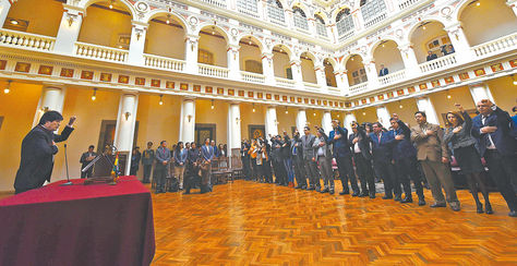 Posesión. El presidente Evo Morales toma el juramento a sus 20 ministros, 10 de ellos fueron ratificados y 10 son nuevos en el cargo. Foto: Wara Vargas