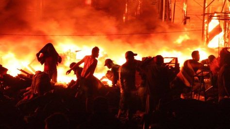 Voraz incendio en el mercado municipal de Riberalta.