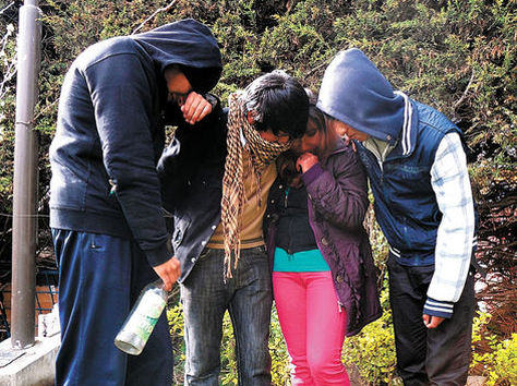 La producción fotográfica muestra a jóvenes bebiendo alcohol, una de las actividades que promueven los pandilleros. Foto: Miguel Rivas 