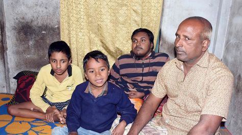 El verdulero Tofazal Hosain cuidando a sus dos hijos y su nieto que sufren una enfermedad degenerativa.