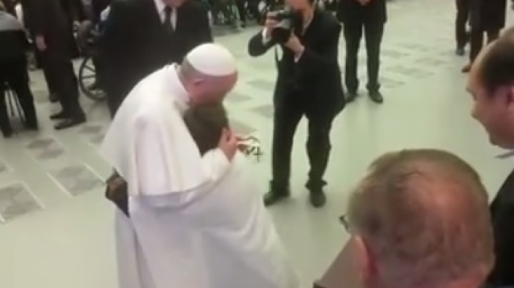 El Papa con el ensamble + abrazo
