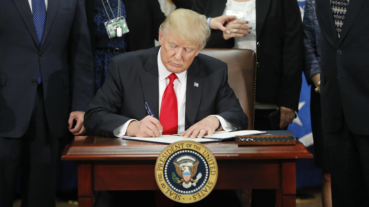 El presidente Donald Trump firma una orden ejecutiva sobre inmigraci&oac...