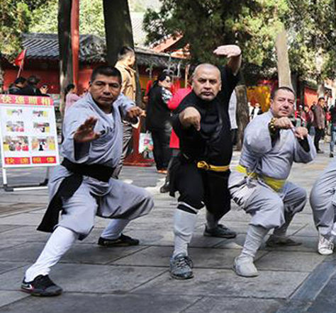 El canciller Fernando Huanacuni (izq), participó de un intercambio de la cultura Shaolin y la cultura china tradicional con la región sudamericana. Foto: Asociación Internacional Shaolin Chan en Sudamérica