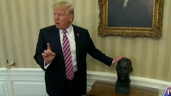 Trump junto al busto de Martin Luther King (Fox News/Captura de pantalla)