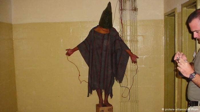 Esta imagen de un preso iraquí en la cárcel de Abu Ghraib dio la vuelta al mundo.