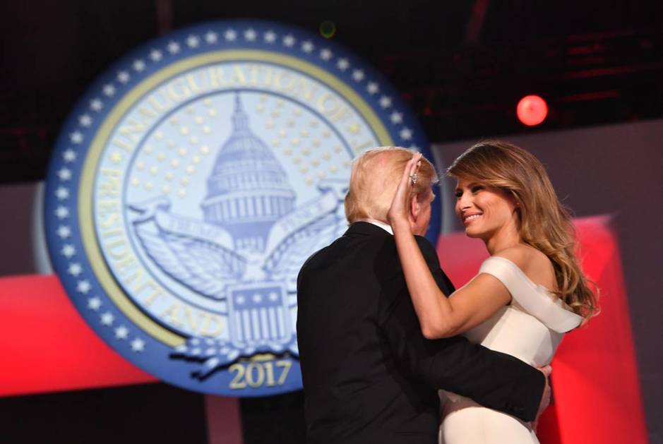 Melania saluda a los asistentes durante su primer baile con Donald Trump como presidente de Estados Unidos (EFE)