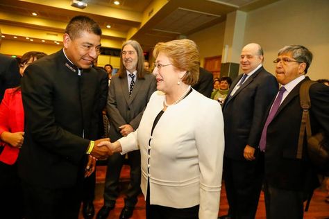Fernando Huanacuni, actual canciller de Bolivia, saluda a la presidenta de Chile, Michelle Bachelet. Fue en Olmué, Chile, en 2015.