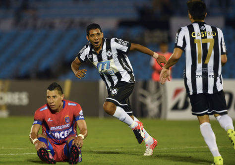 Cristian Palacios, de Wanderers, celebra su gol en el Centenario de Montevideo.
