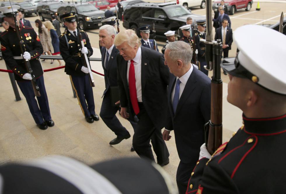 Trump y Mattis, al llegar este viernes al Pentágono