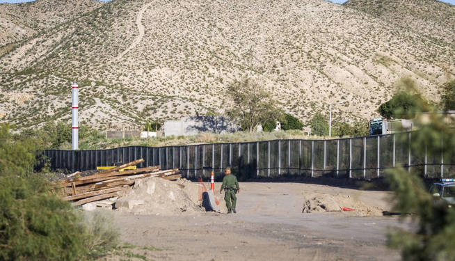 Fragmento de un muro de acero de la localidad de Sunland Park, en Nuevo México (México), en la frontera con Estados Unidos. (EFE)