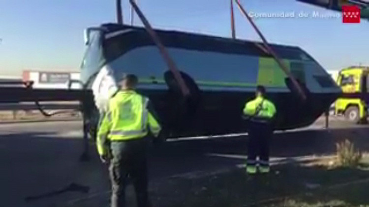 Los niños que viajaban en el autobús que volcó en Madrid predijeron el accidente en WhatsApp