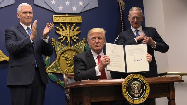 Donald Trump firmó el decreto que frena el ingreso de refugiados a EEUU (AFP)