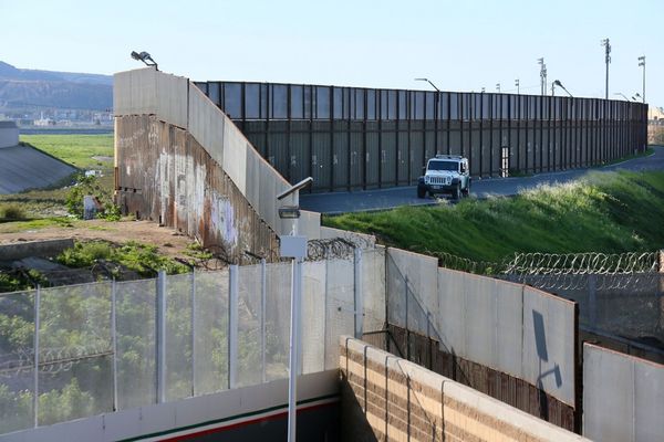 De los 3.200 kilómetros de frontera entre Estados Unidos y México, cerca de un tercio ya se encuentra vallado (AFP)