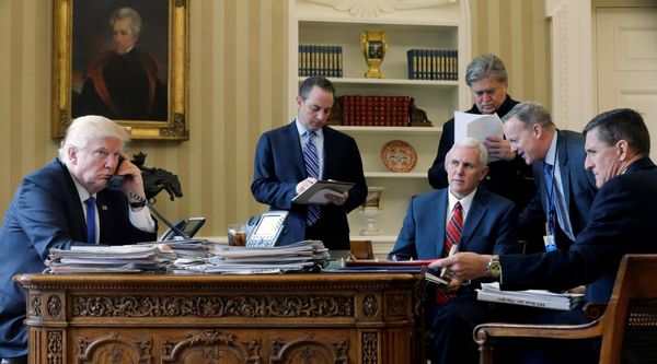 El mandatario Donald Trump conversa con líderes internacionales junto al jefe de gabinete Reince Priebus, el vicepresidente Mike Pence, el jefe de estrategia Steve Bannon, el vocero de Casa Blanca Sean Spicer y el asesor de Seguridad Nacional Michael Flynn (REUTERS)