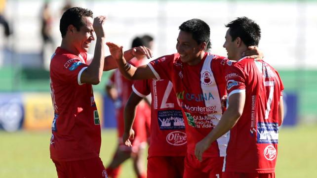 Los jugadores de Guabirá celebran el triunfo ante The Strongest (3-0) en Montero. Foto. Jorge Uechi %image_alt%