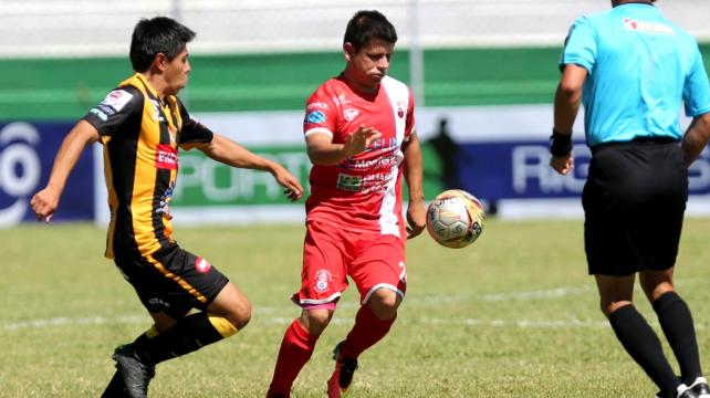 Antonio Tórrez, de Guabirá domina el balón ante la marca de Diego Wayar, de The Strongest. Foto. Jorge Uechi %image_alt%