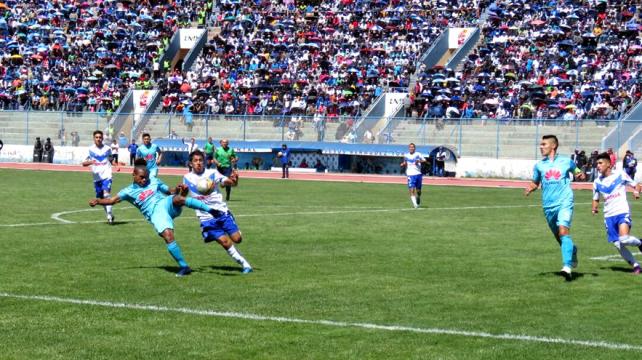 Leonel Morales, de Bolívar despeja el balón en el Jesús Bermúdez. Foto. Etzhel Llanque %image_alt%