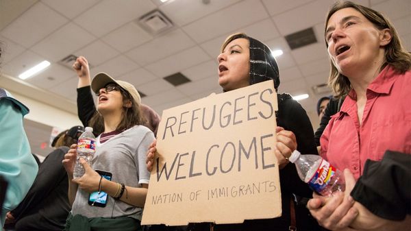 Varias personas quedaron varadas en aeropuertos del mundo por el veto de Trump (Reuters)