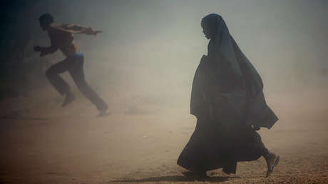 Refugiados somalíes huyen de la nube de polvo en el campo de Ifo, cerca de Dadaab.